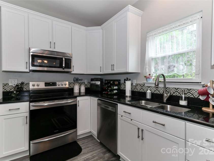 103 Pamlico Lane, Mooresville, NC 28117.  MLS# CAR4273321, YatesRealty ID 3030. 103 Pamlico Lane Kitchen 2