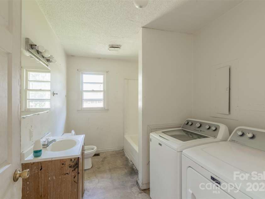 529 Roundtree Circle, Chester, SC 29706.  MLS# CAR4203560, YatesRealty ID 3030. 