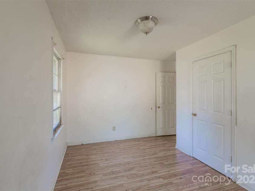 529 Roundtree Circle, Chester, SC 29706.  MLS# CAR4203560, YatesRealty ID 3030. 