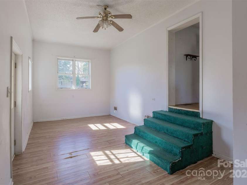 529 Roundtree Circle, Chester, SC 29706.  MLS# CAR4203560, YatesRealty ID 3030. 