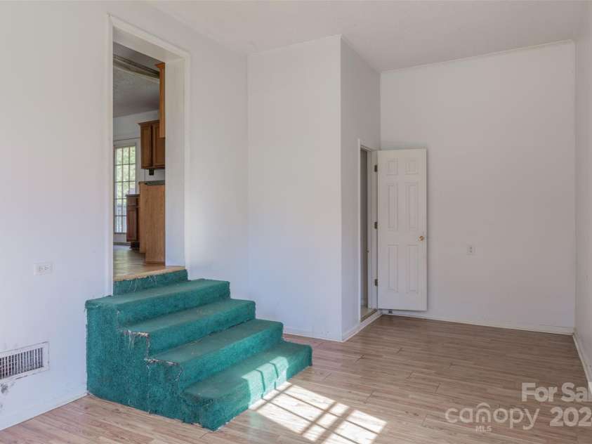 529 Roundtree Circle, Chester, SC 29706.  MLS# CAR4203560, YatesRealty ID 3030. 