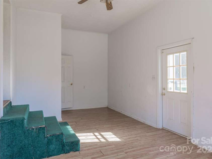 529 Roundtree Circle, Chester, SC 29706.  MLS# CAR4203560, YatesRealty ID 3030. 