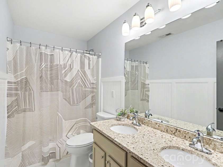 6204 Pumpernickel Lane, Wesley Chapel, NC 28110.  MLS# CAR4405406, YatesRealty ID 30301. 2nd Floor Full Bathroom