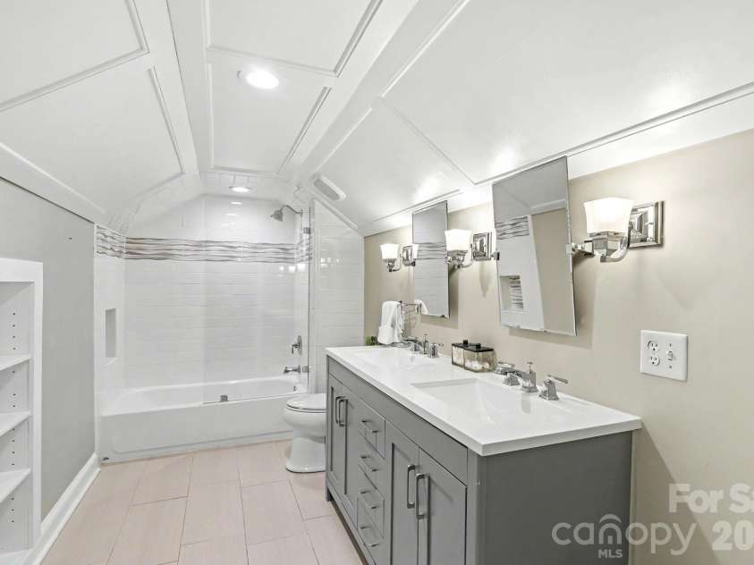 6204 Pumpernickel Lane, Wesley Chapel, NC 28110.  MLS# CAR4405406, YatesRealty ID 30301. 3rd Floor Full Bathroom