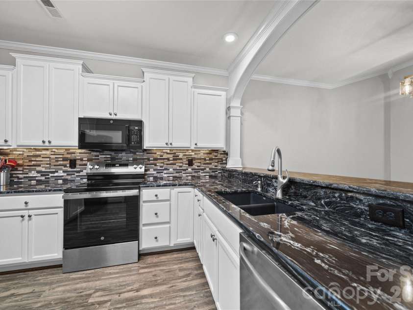 1524 Royalty Circle, Statesville, NC 28625.  MLS# CAR4389481, YatesRealty ID 30304. 