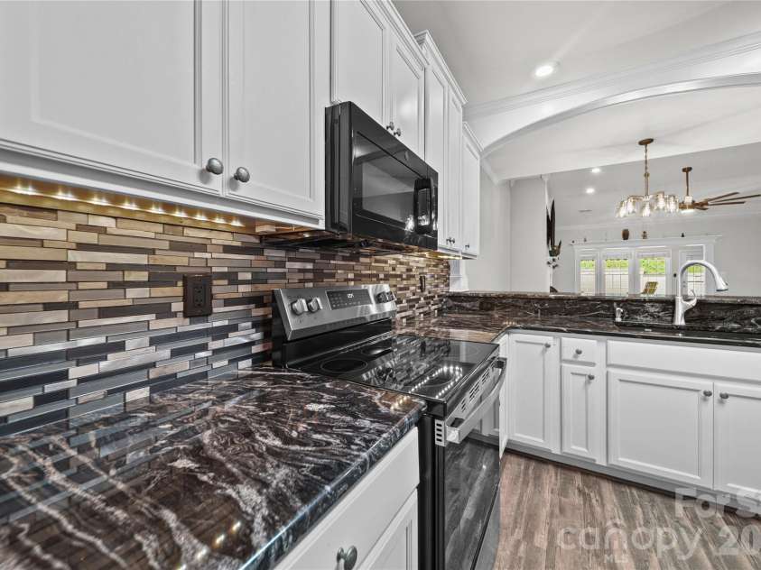 1524 Royalty Circle, Statesville, NC 28625.  MLS# CAR4389481, YatesRealty ID 30304. 
