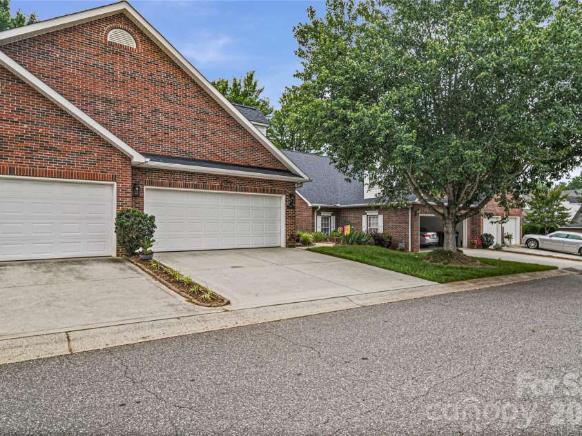 1524 Royalty Circle, Statesville, NC 28625.  MLS# CAR4389481, YatesRealty ID 30304. 
