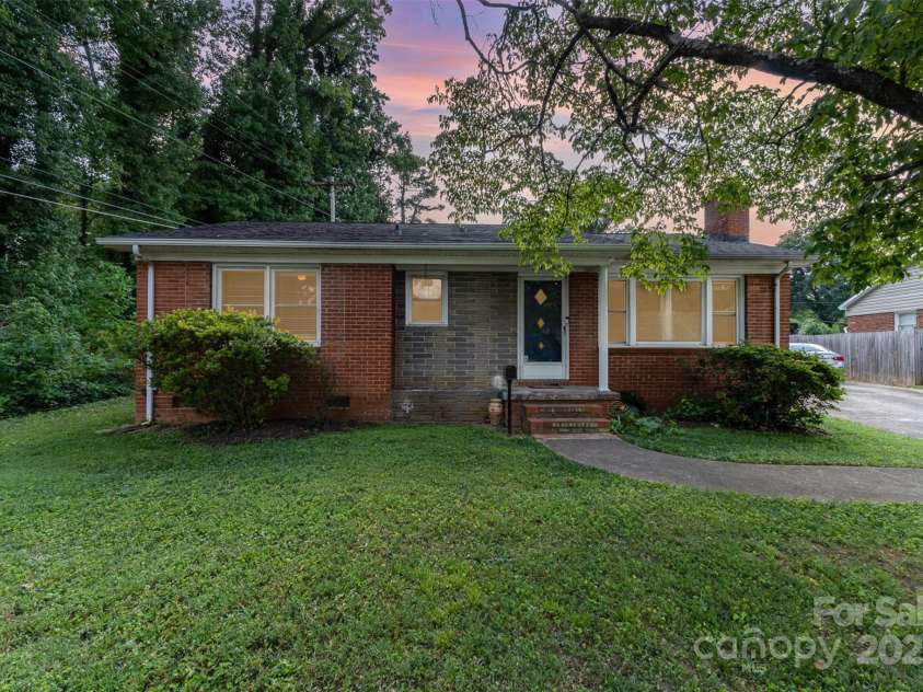 2408 Kilborne Drive, Charlotte, NC 28205.  MLS# CAR4283656, YatesRealty ID 30304. 