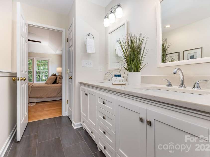 2919 Shady Reach Lane, Charlotte, NC 28214.  MLS# CAR4272489, YatesRealty ID 30305. Dual sinks
