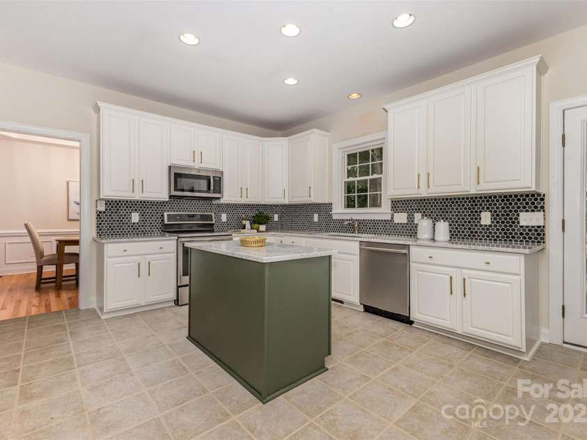2919 Shady Reach Lane, Charlotte, NC 28214.  MLS# CAR4272489, YatesRealty ID 30305. Freshly painted cabinetry