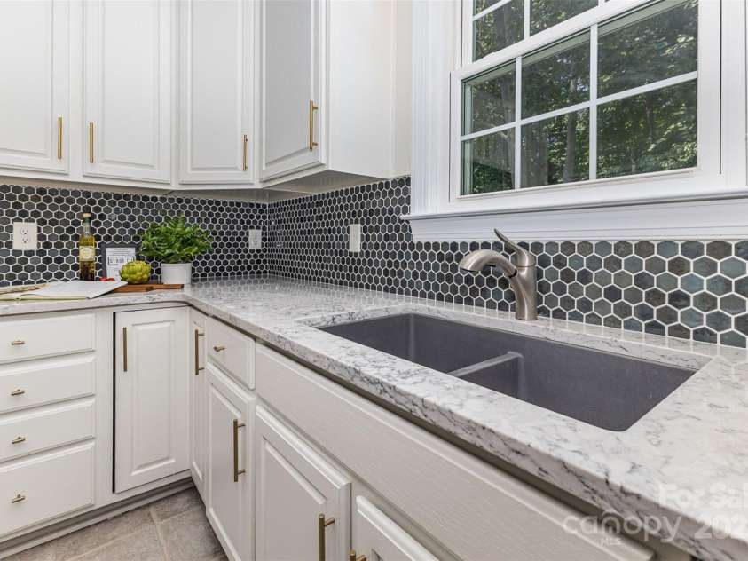2919 Shady Reach Lane, Charlotte, NC 28214.  MLS# CAR4272489, YatesRealty ID 30305. New backsplash and hardware