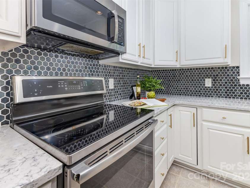 2919 Shady Reach Lane, Charlotte, NC 28214.  MLS# CAR4272489, YatesRealty ID 30305. Stainless steel appliances