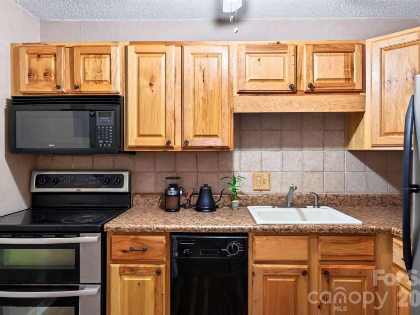 647 Town Mountain Road, Asheville, NC 28804.  MLS# CAR4414471, YatesRealty ID 30305. 