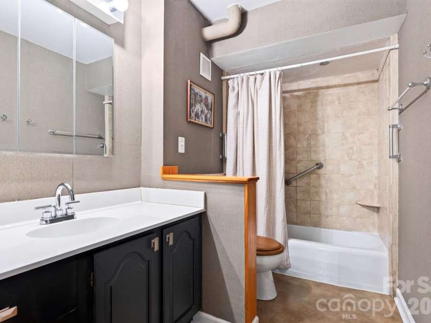 647 Town Mountain Road, Asheville, NC 28804.  MLS# CAR4414471, YatesRealty ID 30305. 