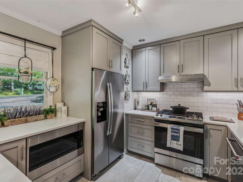 27 Dwarf Mountain Road, Sapphire, NC 28774.  MLS# CAR4285285, YatesRealty ID 30307. 