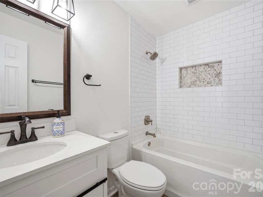 6150 Gray Gate Lane, Charlotte, NC 28210.  MLS# CAR4392595, YatesRealty ID 30307. 2nd Main Level Full Bath