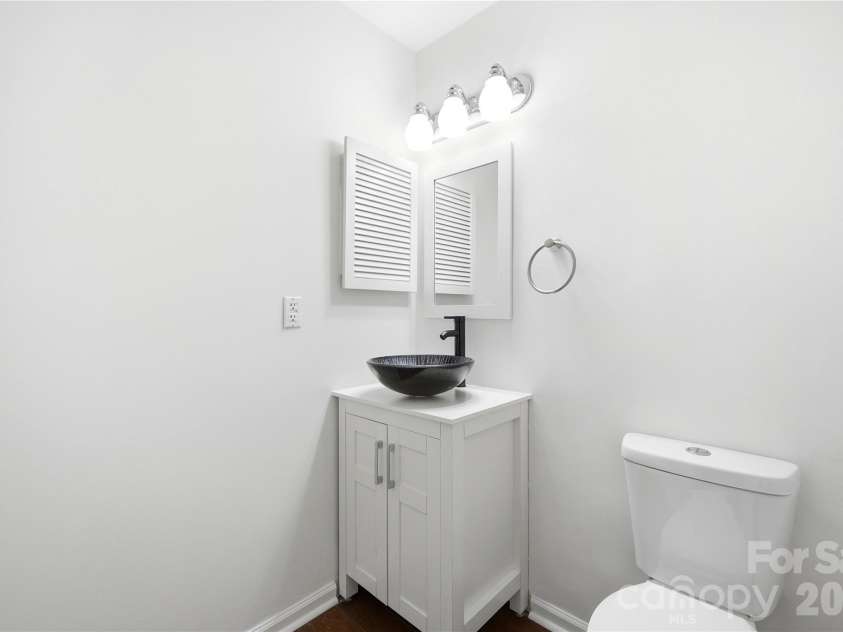 6150 Gray Gate Lane, Charlotte, NC 28210.  MLS# CAR4392595, YatesRealty ID 30307. Hall Bath