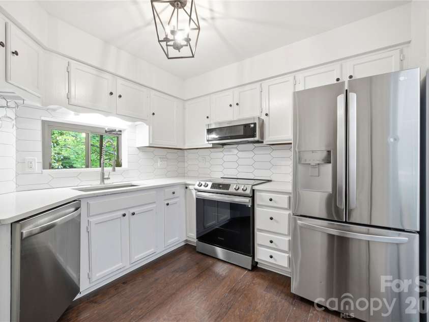 6150 Gray Gate Lane, Charlotte, NC 28210.  MLS# CAR4392595, YatesRealty ID 30307. Kitchen 2
