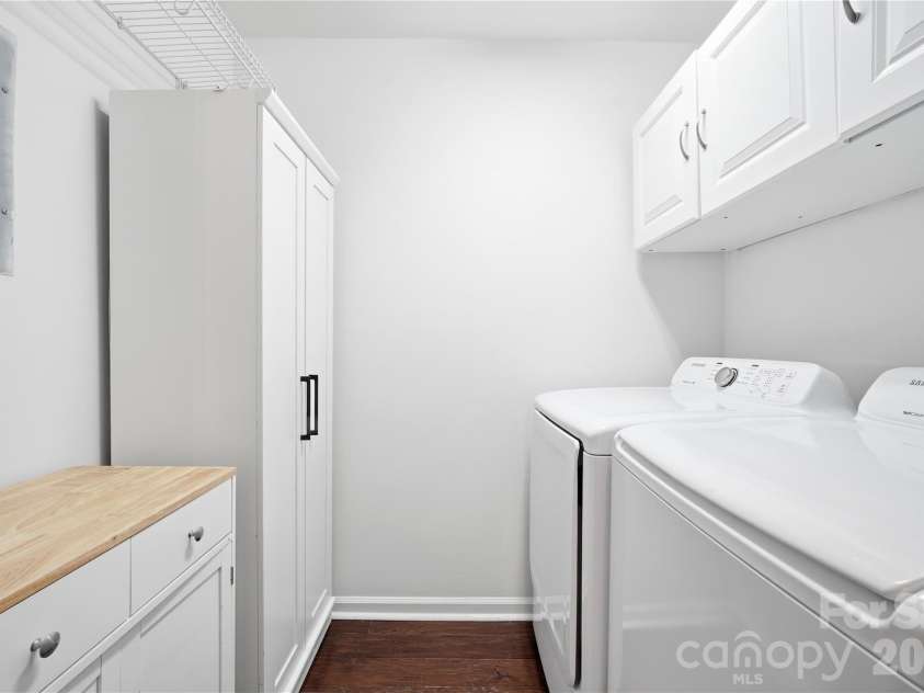 6150 Gray Gate Lane, Charlotte, NC 28210.  MLS# CAR4392595, YatesRealty ID 30307. Laundry off Kitchen