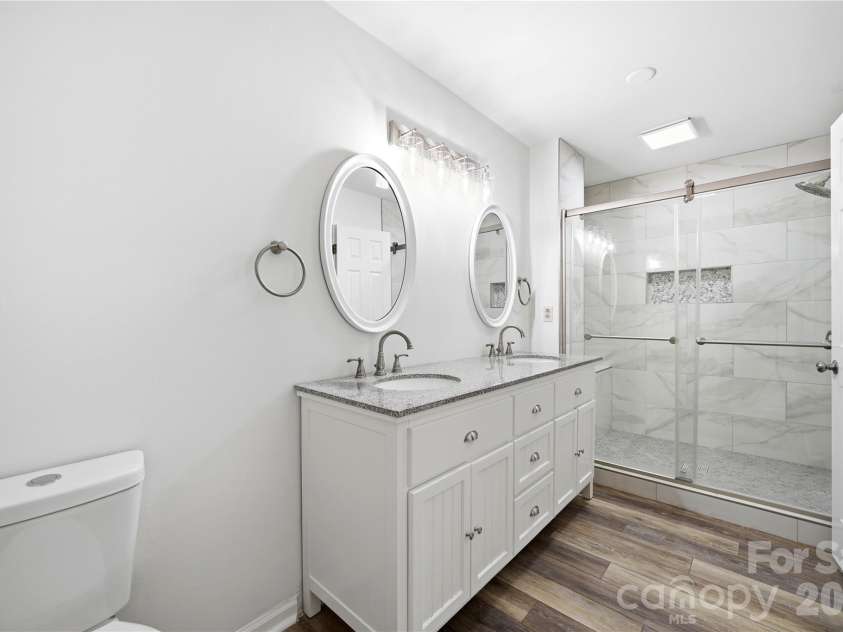 6150 Gray Gate Lane, Charlotte, NC 28210.  MLS# CAR4392595, YatesRealty ID 30307. Primary Bath