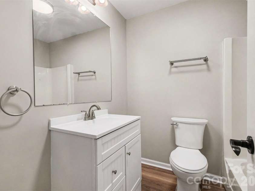 16924 Knoxwood Drive, Huntersville, NC 28078.  MLS# CAR4382937, YatesRealty ID 30309. Bath