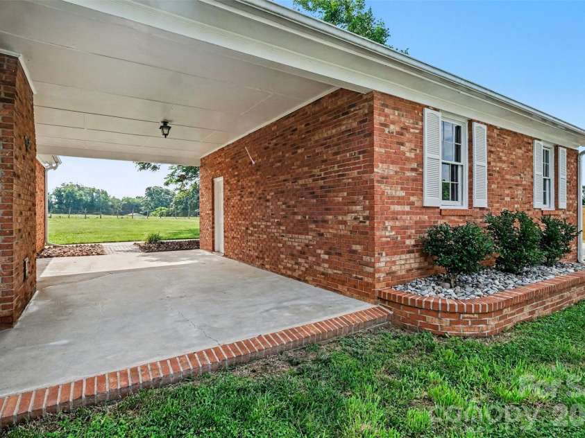 16924 Knoxwood Drive, Huntersville, NC 28078.  MLS# CAR4382937, YatesRealty ID 30309. Breezeway