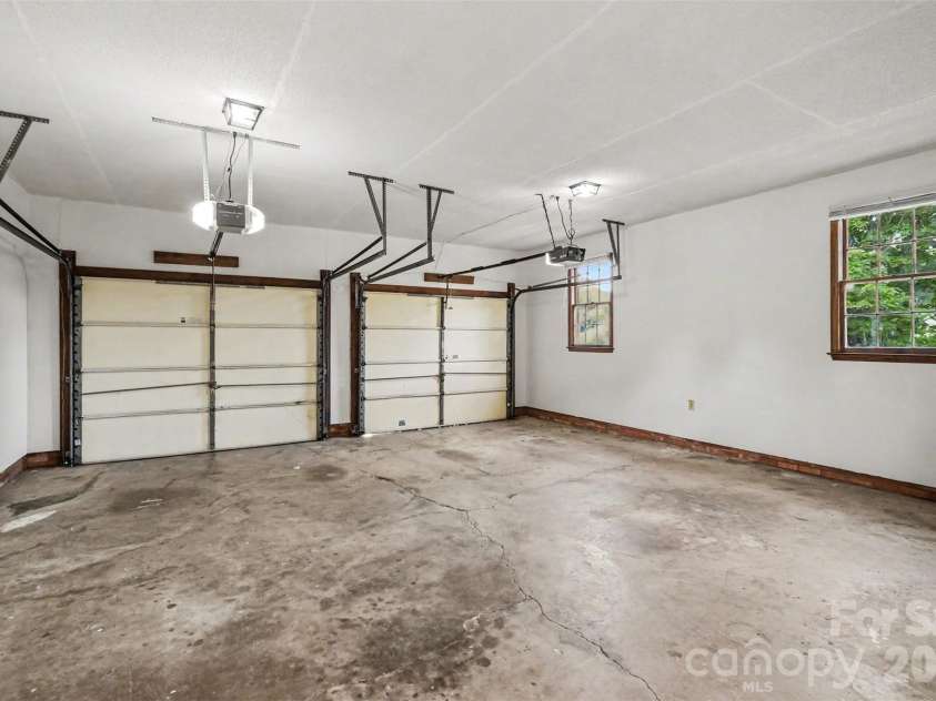 16924 Knoxwood Drive, Huntersville, NC 28078.  MLS# CAR4382937, YatesRealty ID 30309. Inside garage