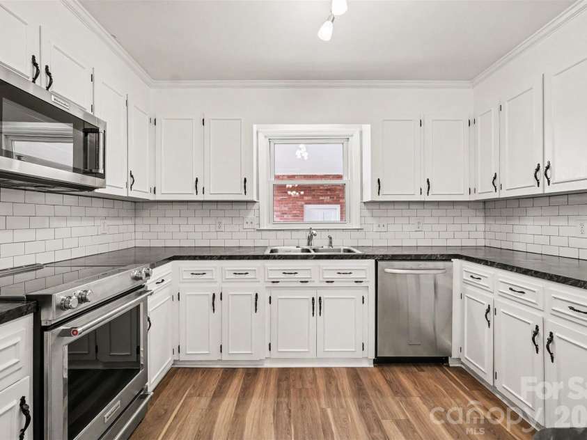 16924 Knoxwood Drive, Huntersville, NC 28078.  MLS# CAR4382937, YatesRealty ID 30309. Kitchen 2
