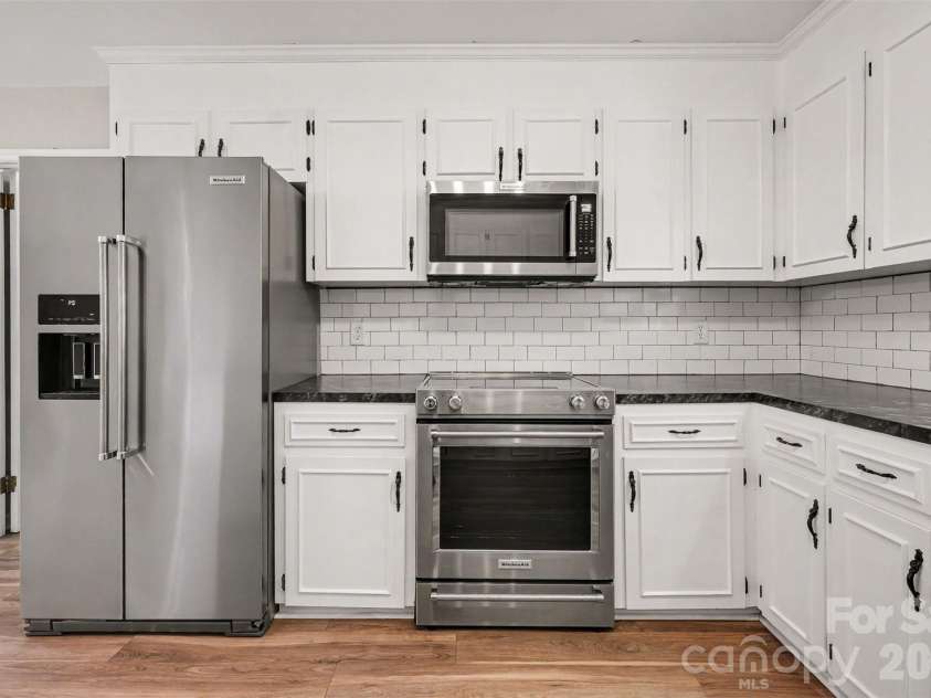 16924 Knoxwood Drive, Huntersville, NC 28078.  MLS# CAR4382937, YatesRealty ID 30309. Kitchen 3