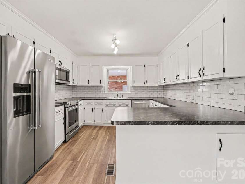 16924 Knoxwood Drive, Huntersville, NC 28078.  MLS# CAR4382937, YatesRealty ID 30309. Kitchen 