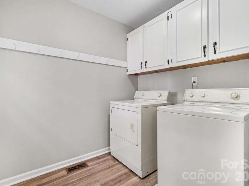 16924 Knoxwood Drive, Huntersville, NC 28078.  MLS# CAR4382937, YatesRealty ID 30309. Laundry 