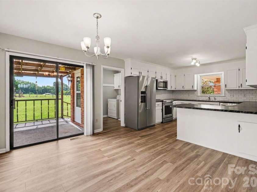 16924 Knoxwood Drive, Huntersville, NC 28078.  MLS# CAR4382937, YatesRealty ID 30309. Side dining