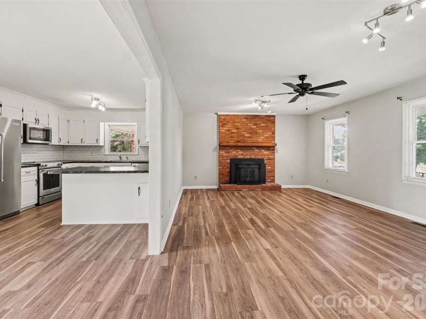 16924 Knoxwood Drive, Huntersville, NC 28078.  MLS# CAR4382937, YatesRealty ID 30309. Split view