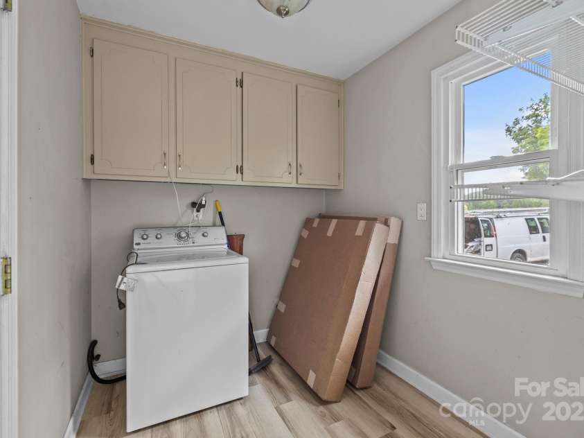 8321 Starnes Randall Road, Charlotte, NC 28215.  MLS# CAR4284354, YatesRealty ID 30309. 