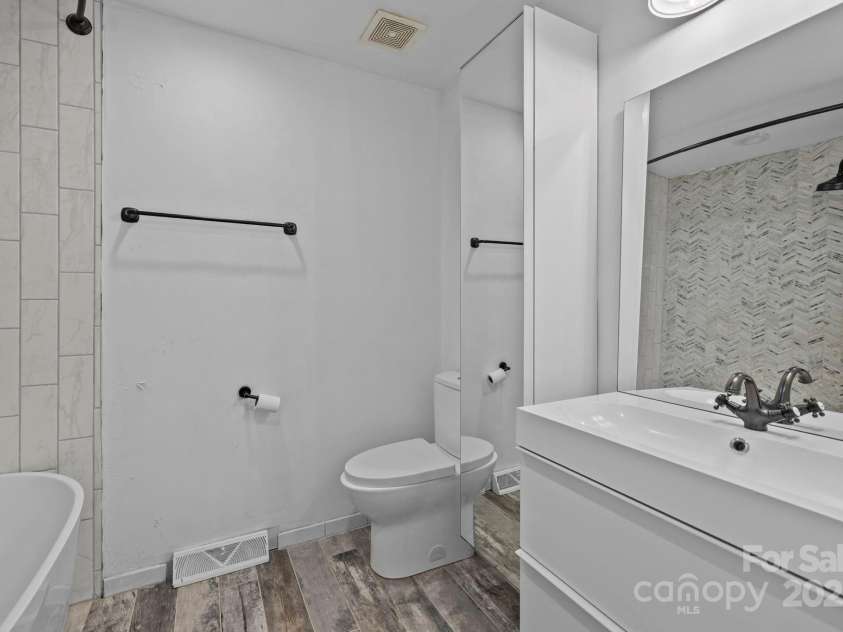 8321 Starnes Randall Road, Charlotte, NC 28215.  MLS# CAR4284354, YatesRealty ID 30309. 