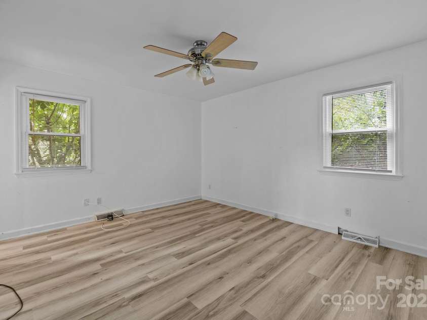 8321 Starnes Randall Road, Charlotte, NC 28215.  MLS# CAR4284354, YatesRealty ID 30309. 