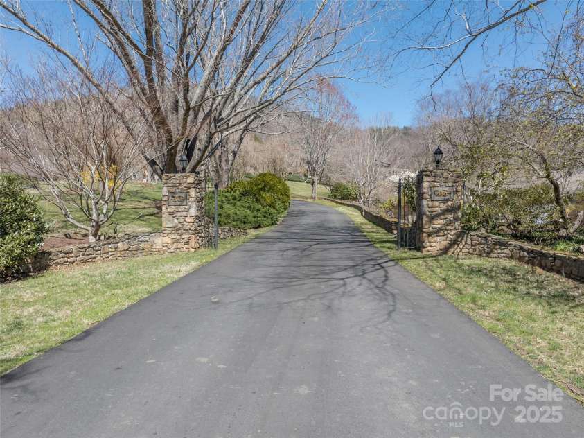 12 Clubside Drive, Asheville, NC 28804.  MLS# CAR4238452, YatesRealty ID 3031. 