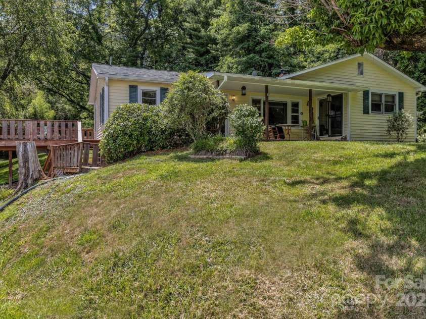 48 Allen Drive, Waynesville, NC 28786.  MLS# CAR4278077, YatesRealty ID 30310. 