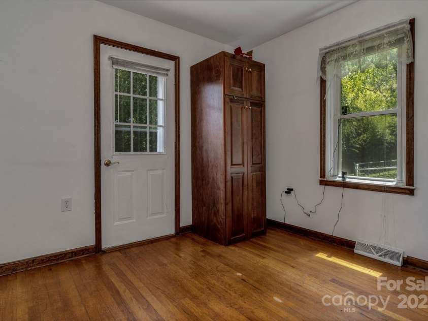 48 Allen Drive, Waynesville, NC 28786.  MLS# CAR4278077, YatesRealty ID 30310. 