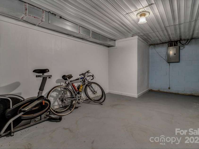 48 Allen Drive, Waynesville, NC 28786.  MLS# CAR4278077, YatesRealty ID 30310. 