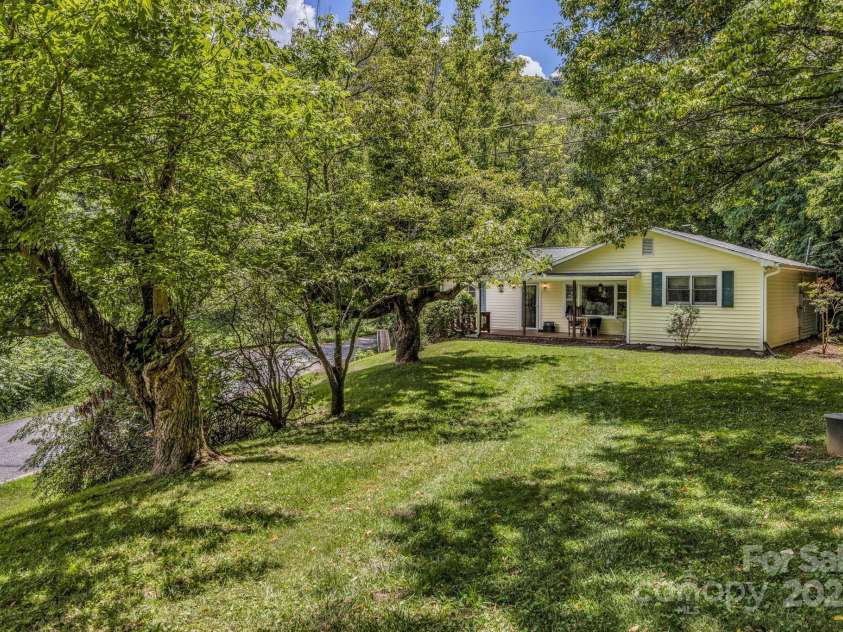 48 Allen Drive, Waynesville, NC 28786.  MLS# CAR4278077, YatesRealty ID 30310. 