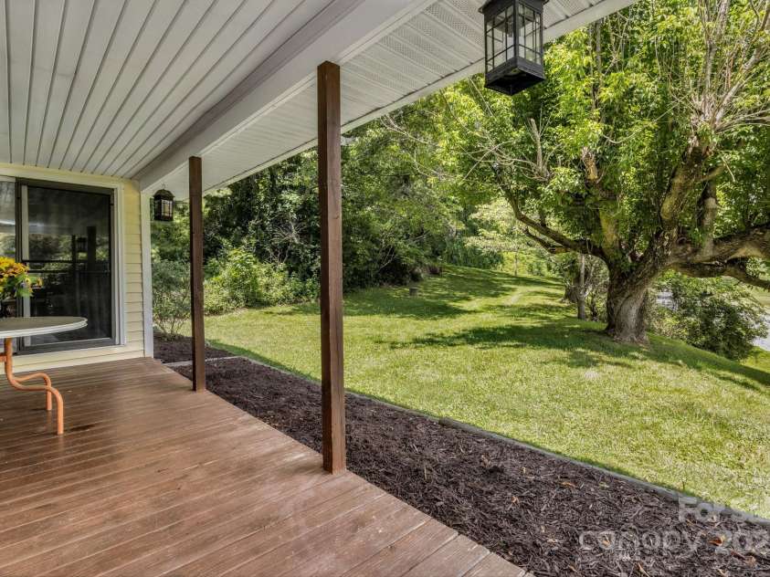 48 Allen Drive, Waynesville, NC 28786.  MLS# CAR4278077, YatesRealty ID 30310. 