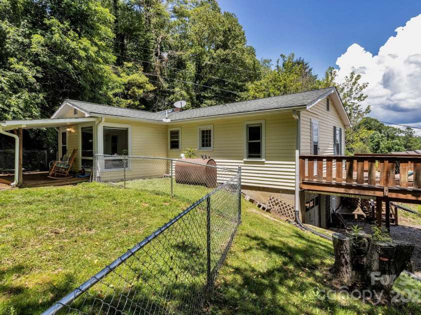 48 Allen Drive, Waynesville, NC 28786.  MLS# CAR4278077, YatesRealty ID 30310. 