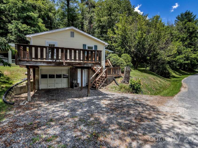 48 Allen Drive, Waynesville, NC 28786.  MLS# CAR4278077, YatesRealty ID 30310. 