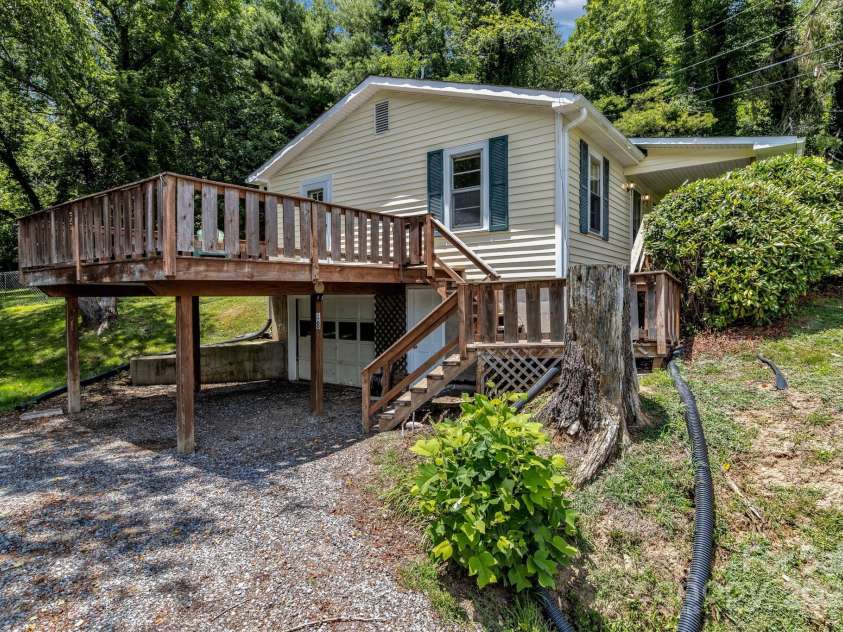 48 Allen Drive, Waynesville, NC 28786.  MLS# CAR4278077, YatesRealty ID 30310. 