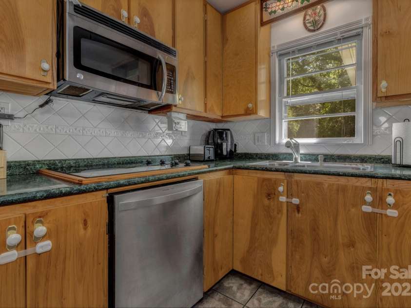 48 Allen Drive, Waynesville, NC 28786.  MLS# CAR4278077, YatesRealty ID 30310. 