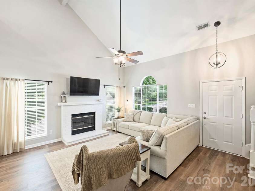 6000 Burnt Mill Run, Matthews, NC 28104.  MLS# CAR4389351, YatesRealty ID 30310. 