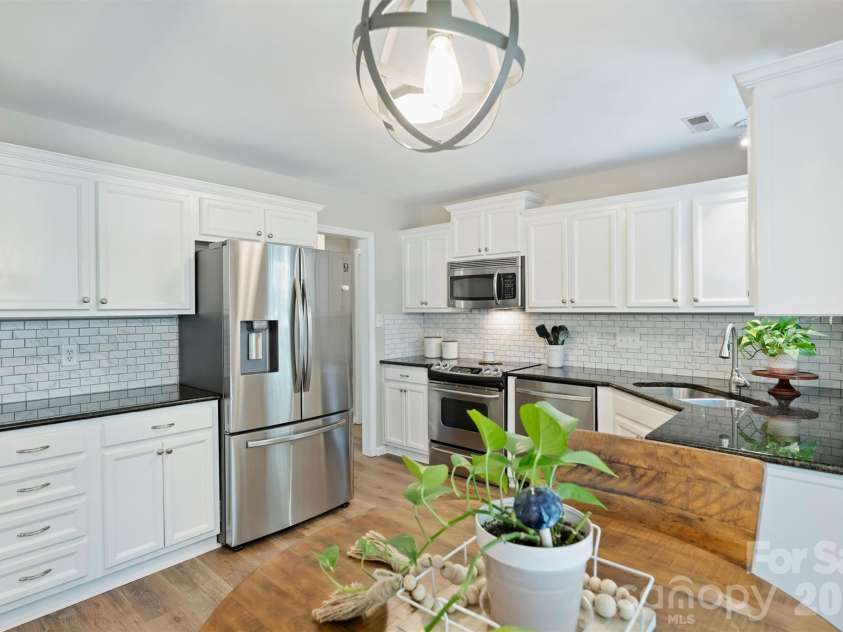 6000 Burnt Mill Run, Matthews, NC 28104.  MLS# CAR4389351, YatesRealty ID 30310. 