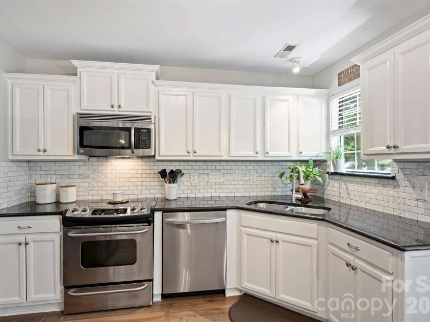 6000 Burnt Mill Run, Matthews, NC 28104.  MLS# CAR4389351, YatesRealty ID 30310. 