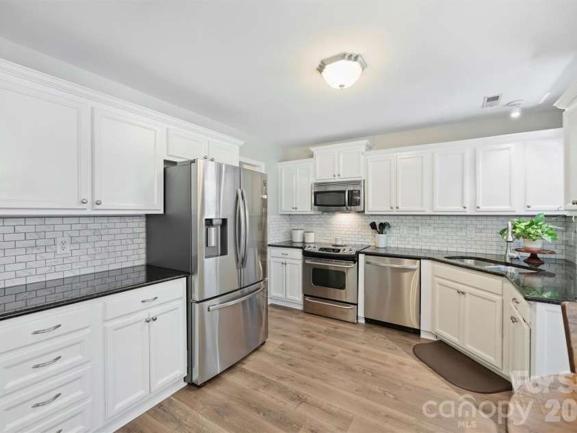 6000 Burnt Mill Run, Matthews, NC 28104.  MLS# CAR4389351, YatesRealty ID 30310. 